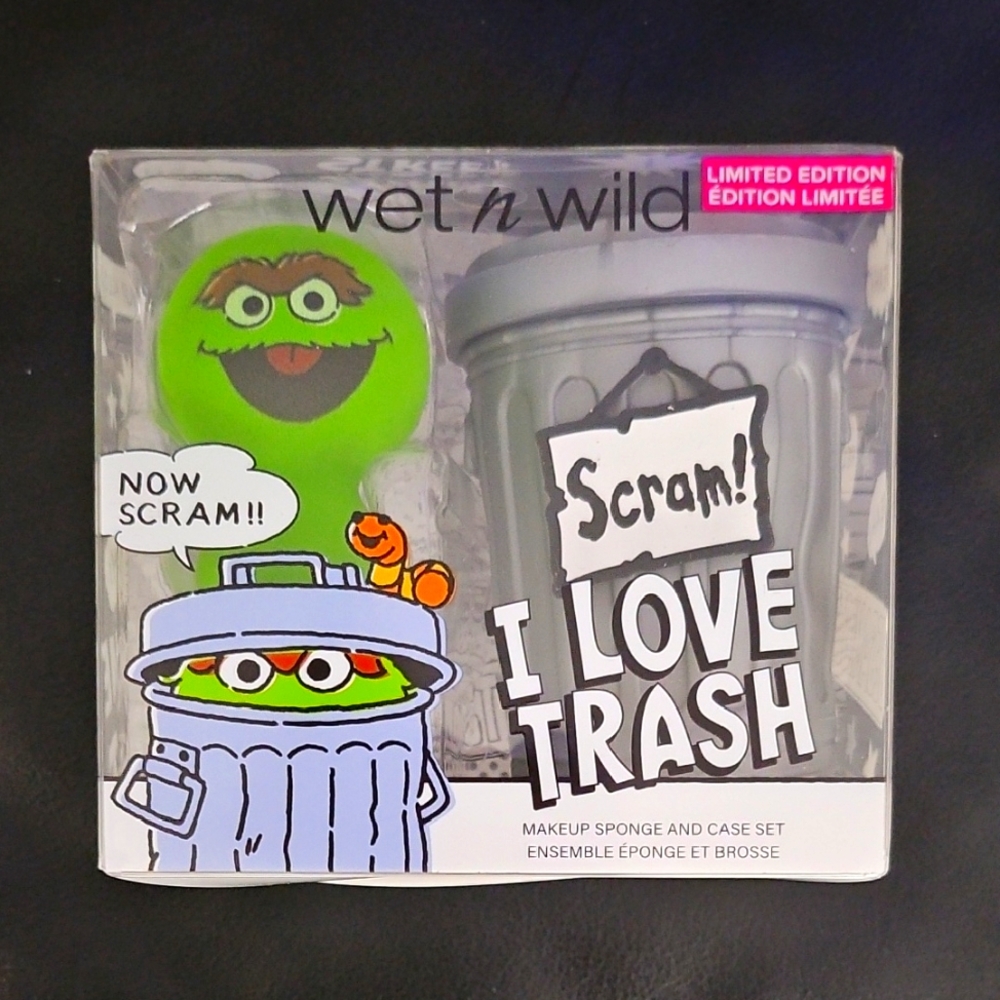 🎉HP🎉 Wet n Wild Oscar the Grouch Makeup Sponge and Case Set